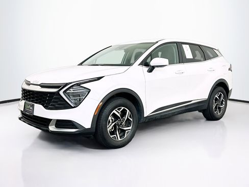 Used 2025 Kia Sportage LX image 3