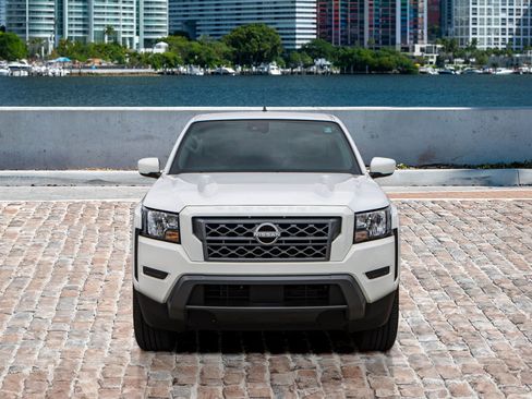 Used 2024 Nissan Frontier SV image 2