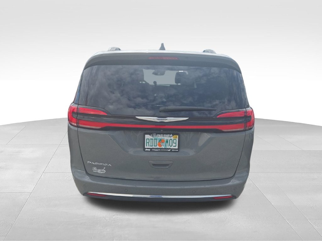 Used 2022 Chrysler Pacifica Touring-L w/ Uconnect Theater Family Group FWD image 4