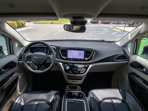 Used 2023 Chrysler Pacifica Touring-L FWD image 23