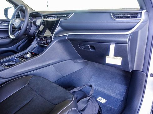 New 2025 Jeep Grand Cherokee Altitude image 2