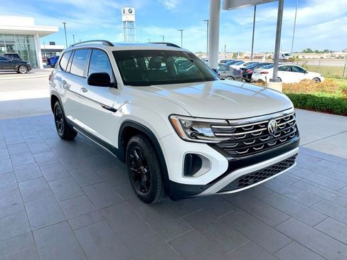 Used 2024 Volkswagen Atlas Peak Edition SE image 3