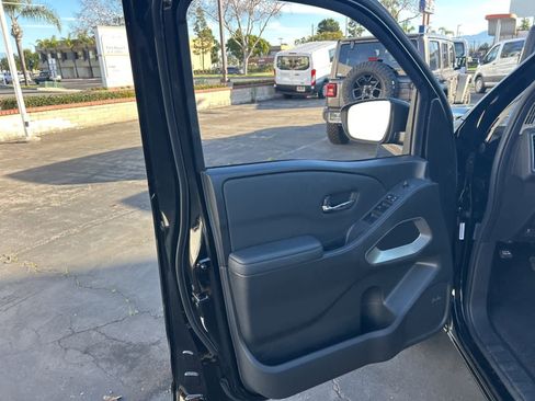 Used 2024 Nissan Frontier SL image 21