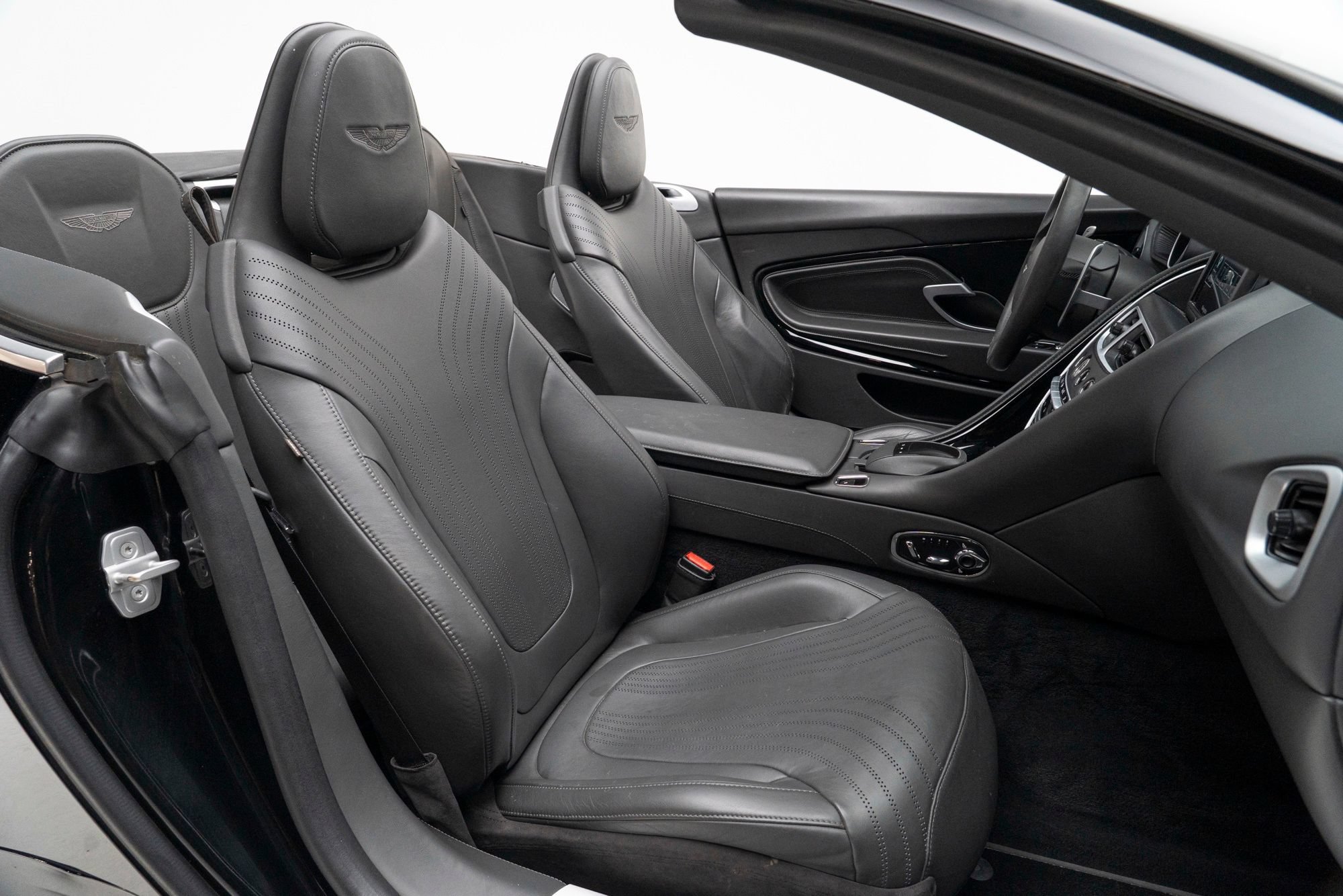 Used 2020 Aston Martin DB11 Volante RWD image 44