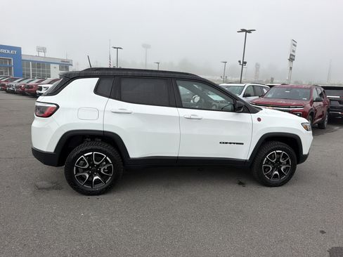 Used 2025 Jeep Compass Trailhawk AWD/4WD image 5