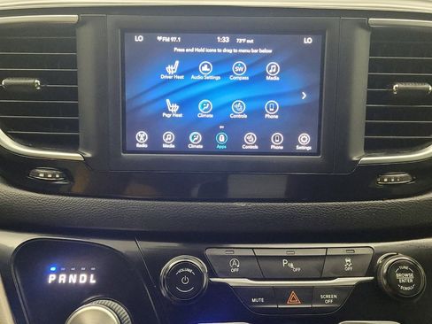 Used 2018 Chrysler Pacifica Touring-L FWD image 25