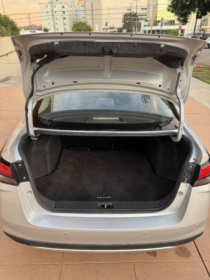Used 2022 Nissan Versa SV FWD image 13