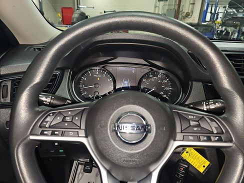 Used 2020 Nissan Rogue S image 33