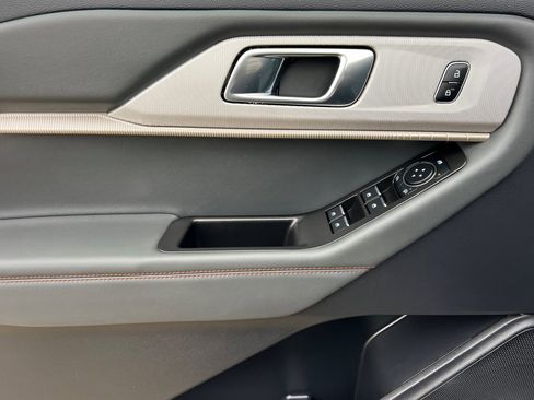 Used 2025 Ford Explorer Active w/ Active Comfort Package image 11