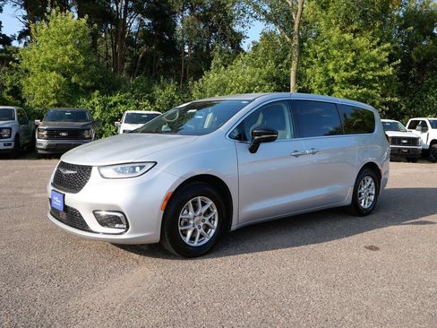 Used 2024 Chrysler Pacifica Touring-L FWD image 2