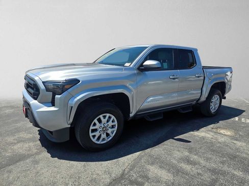 Used 2025 Toyota Tacoma SR5 AWD/4WD image 7