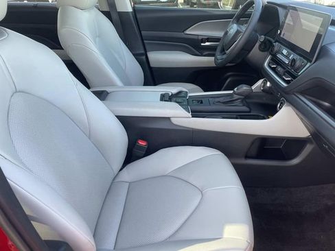 Used 2024 Toyota Grand Highlander XLE image 35