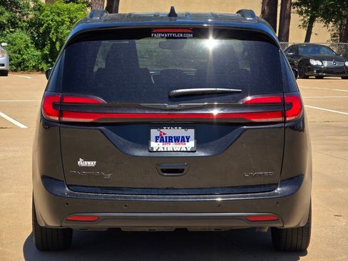 Used 2025 Chrysler Pacifica Limited FWD image 5