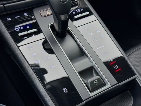 Certified 2025 Porsche Macan AWD/4WD image 22