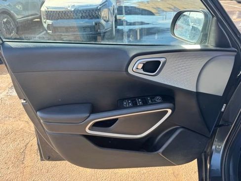 Used 2021 Kia Soul LX image 13