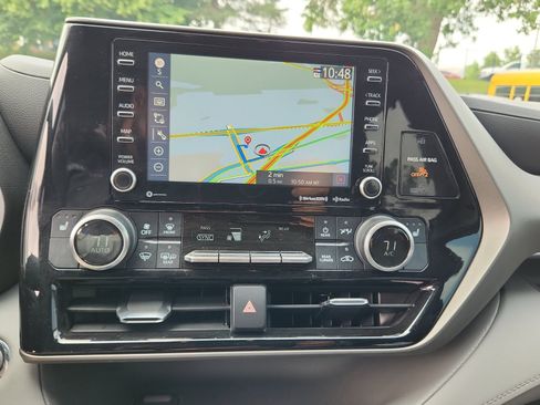 Used 2022 Toyota Highlander XLE AWD/4WD image 12