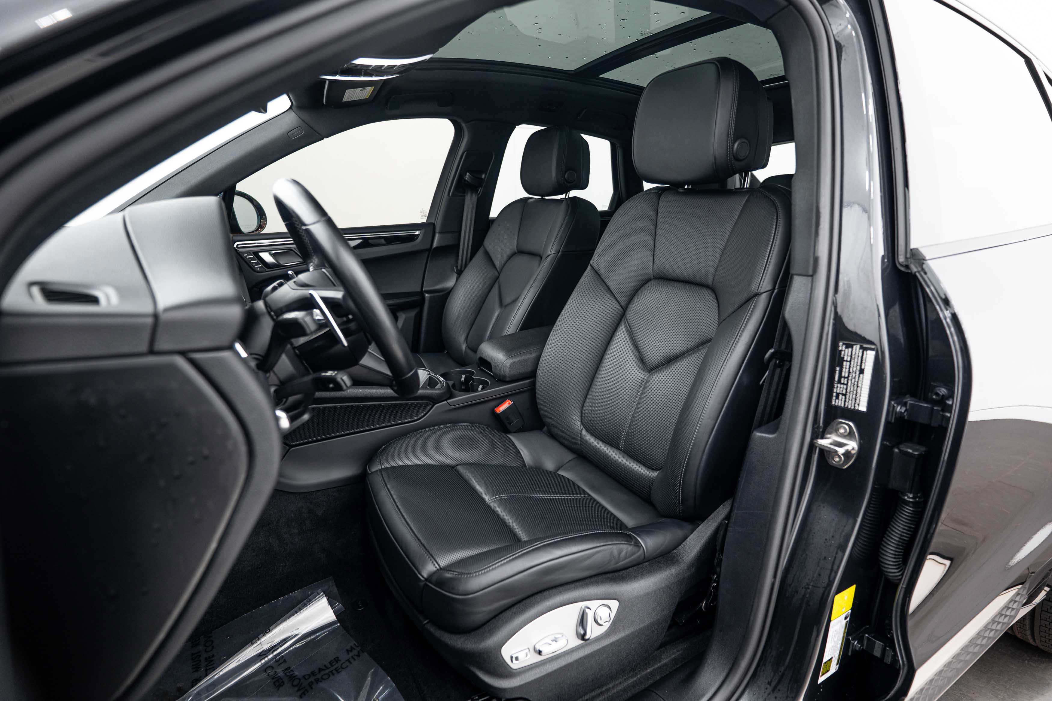 Certified 2024 Porsche Macan AWD/4WD image 5
