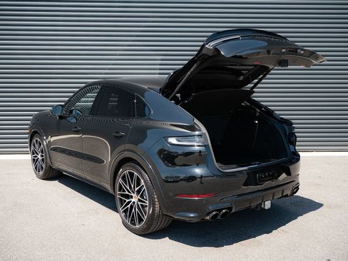 Certified 2025 Porsche Cayenne GTS AWD/4WD image 33