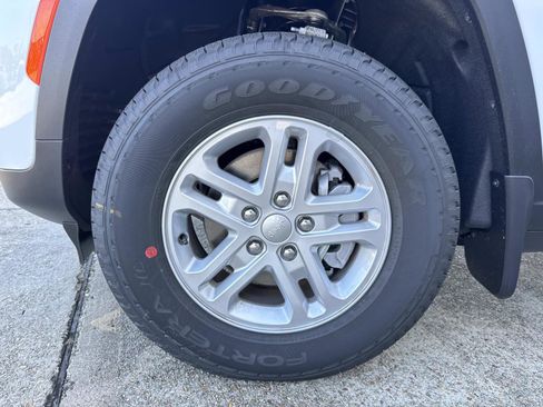 New 2025 Jeep Grand Cherokee Laredo image 3