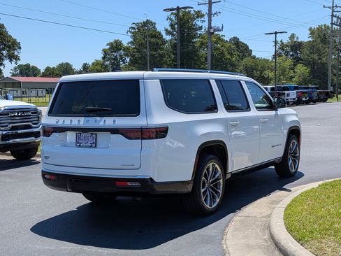 Used 2024 Jeep Wagoneer L Series III w/ Premium Group I AWD/4WD image 5