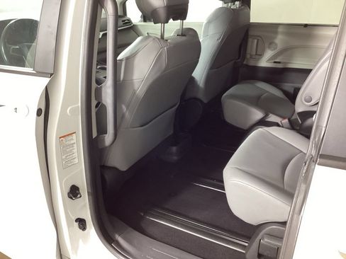 Used 2024 Toyota Sienna XLE FWD image 28