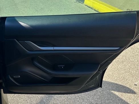 Used 2022 Porsche Taycan image 18