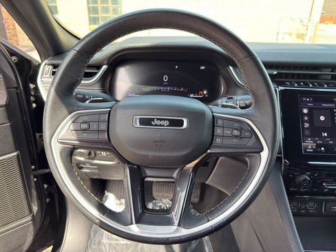 Used 2022 Jeep Grand Cherokee Altitude AWD/4WD image 11