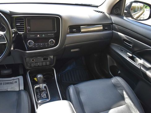 Used 2017 Mitsubishi Outlander SE AWD/4WD image 16