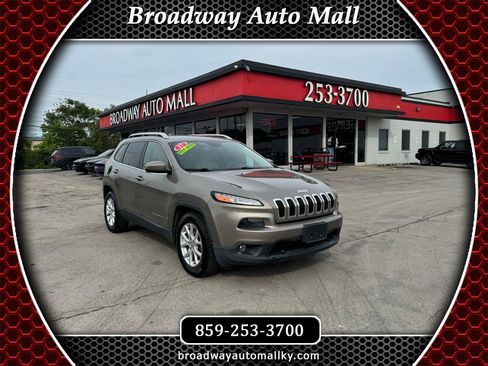 Used 2017 Jeep Cherokee Latitude w/ Cold Weather Group FWD image 1