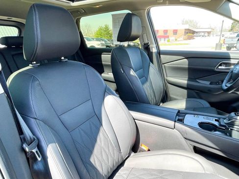 Used 2025 Nissan Rogue Platinum FWD image 10