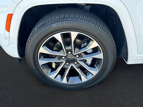 Used 2025 Jeep Grand Cherokee Overland AWD/4WD image 32