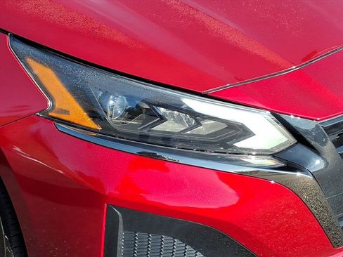 Used 2024 Nissan Altima 2.5 SR w/ SR Premium Package image 2