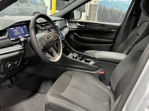 Certified 2025 Jeep Grand Cherokee Laredo X w/ Luxury Tech Group I image 9