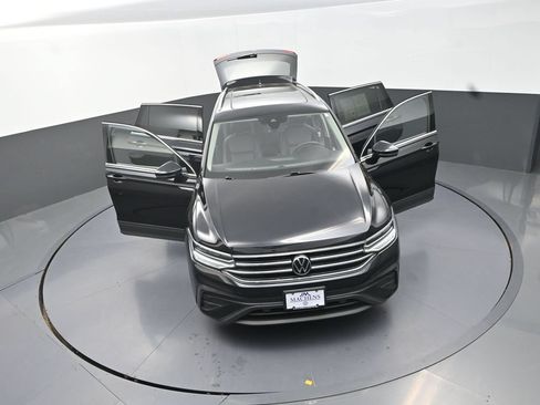 Used 2023 Volkswagen Tiguan SE w/ Panoramic Sunroof Package AWD/4WD image 30