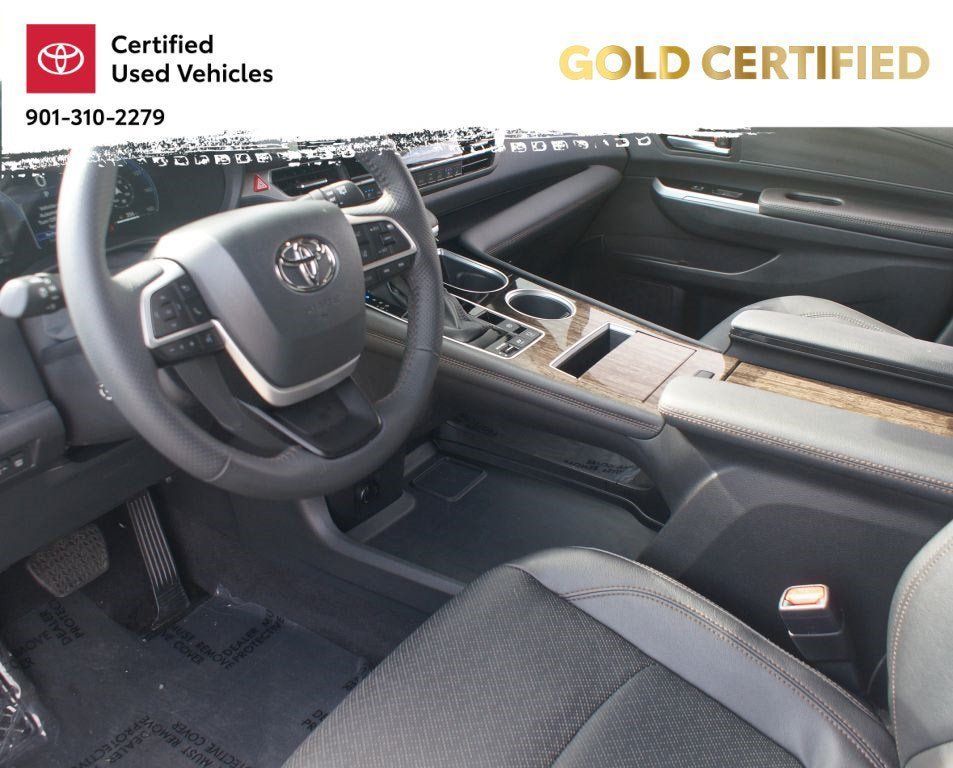 Used 2025 Toyota Sienna Platinum AWD/4WD image 15