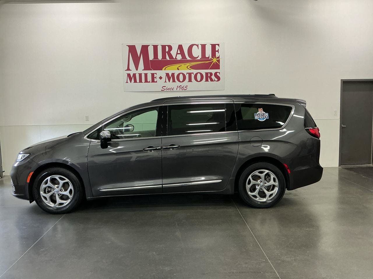 Used 2023 Chrysler Pacifica Limited FWD image 2