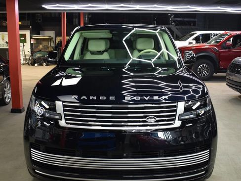 Used 2024 Land Rover Range Rover SV image 2