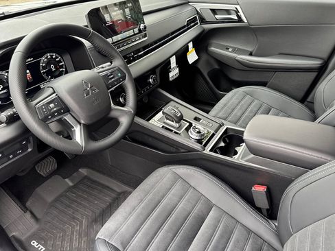 New 2025 Mitsubishi Outlander SE image 9