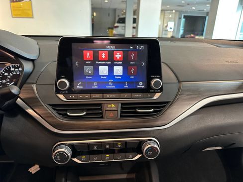 Used 2025 Nissan Altima 2.5 SV FWD image 14