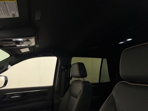 Used 2025 Chevrolet Tahoe Premier AWD/4WD image 25