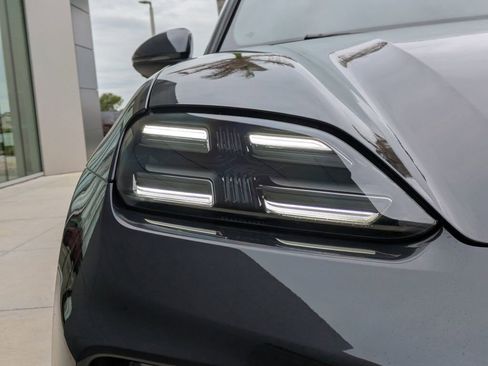 Used 2025 Porsche Macan Electric image 13