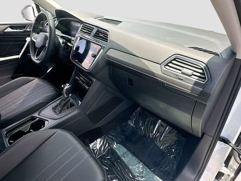 Used 2022 Volkswagen Tiguan SE w/ Panoramic Sunroof Package FWD image 29