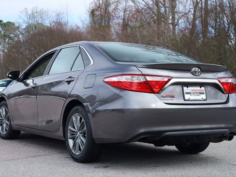 Used 2017 Toyota Camry SE image 3