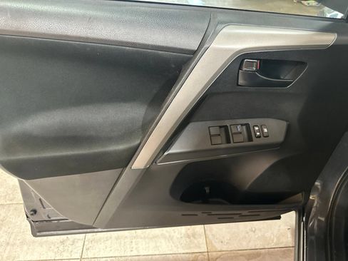 Used 2018 Toyota RAV4 LE FWD image 11