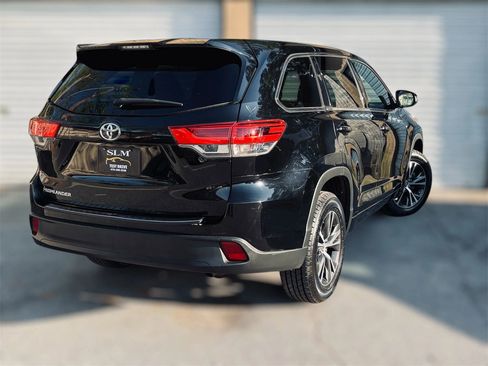 Used 2017 Toyota Highlander LE image 4