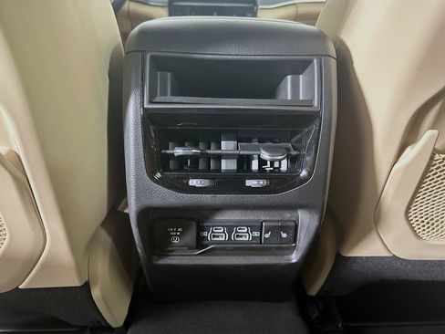 Used 2023 Jeep Grand Cherokee Limited image 28