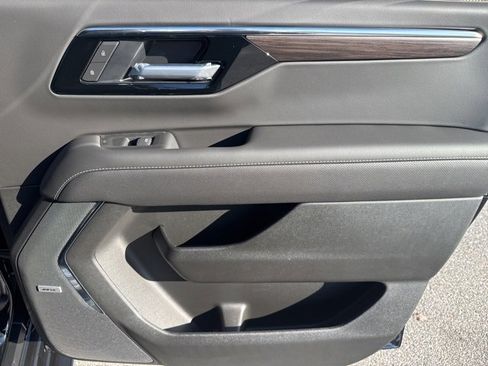 New 2026 Chevrolet Suburban Premier image 25