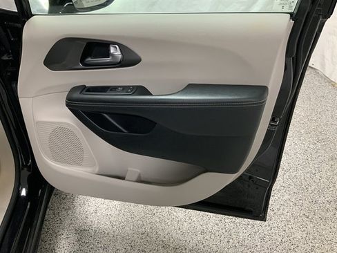 Used 2024 Chrysler Pacifica Touring-L FWD image 21