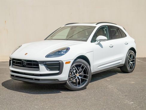 Certified 2025 Porsche Macan image 1