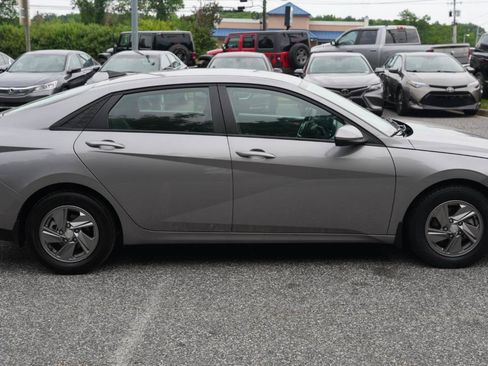 Used 2025 Hyundai Elantra SE FWD image 3